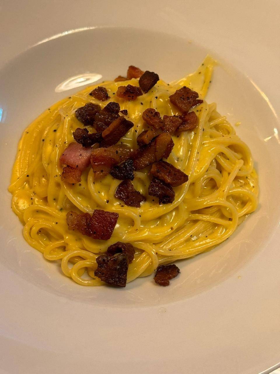 Spaghetti alla carbonara mit knusprigem Speck