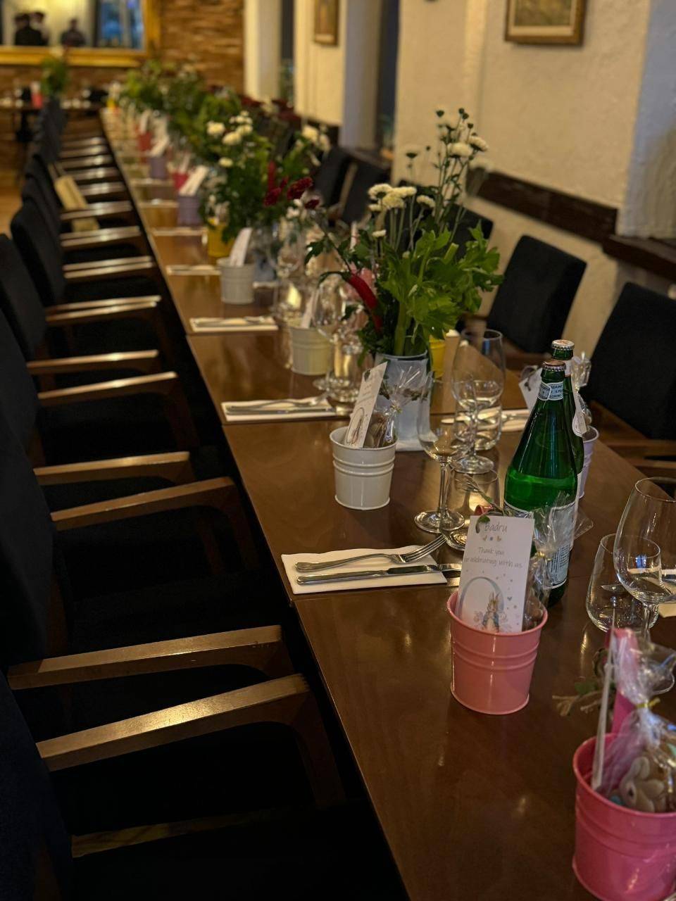 Lange, festlich gedeckte Tafel im Bistro